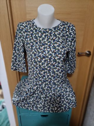 Blusa estampada blanca y azul