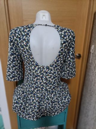 Blusa estampada blanca y azul
