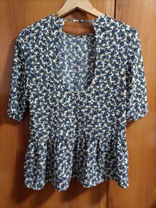 Blusa estampada blanca y azul