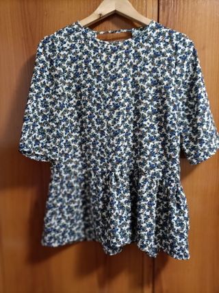 Blusa estampada blanca y azul