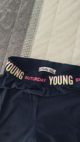 Leggings escuras c/ risca rosa