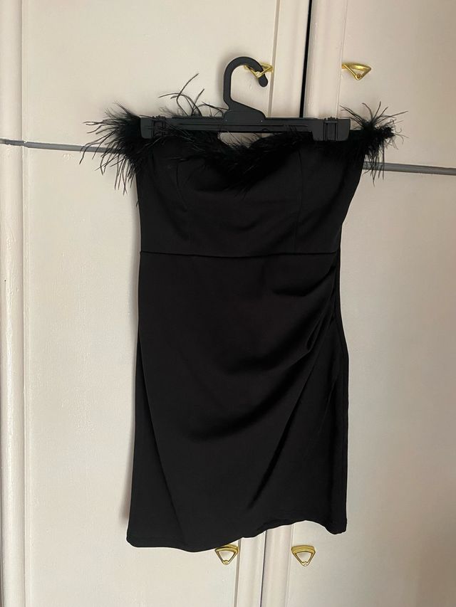 Vestido negro plumas fiesta