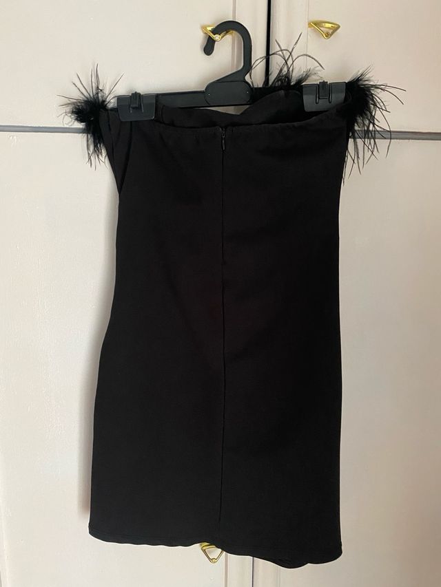 Vestido negro plumas fiesta