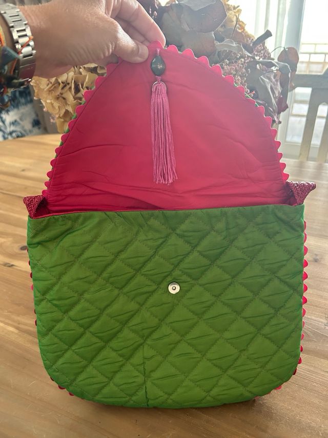 Bolso verde y fucsia acolchado
