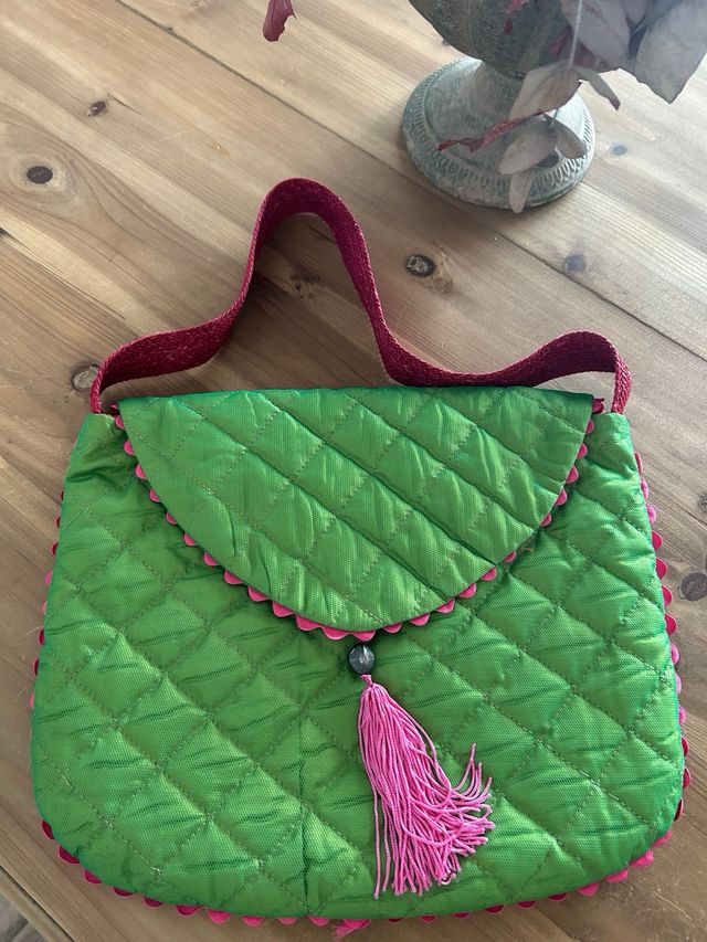 Bolso verde y fucsia acolchado