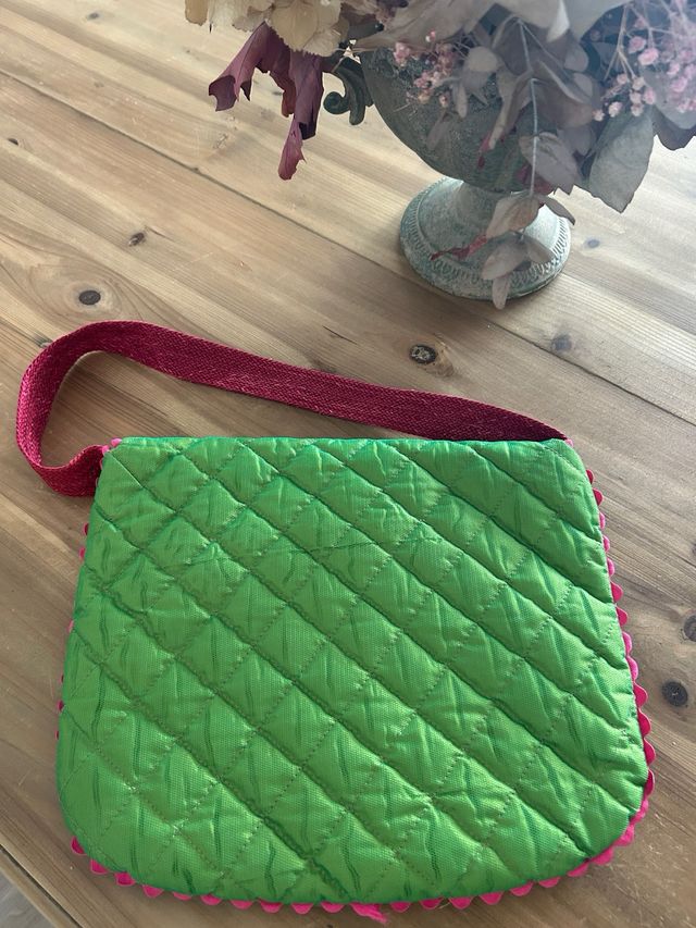 Bolso verde y fucsia acolchado
