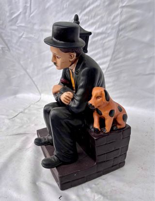 Figura Chaplin con perro