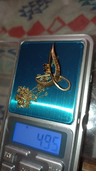 Colgante oro amarillo con la cadena tiene 2 piedra