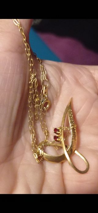 Colgante oro amarillo con la cadena tiene 2 piedra