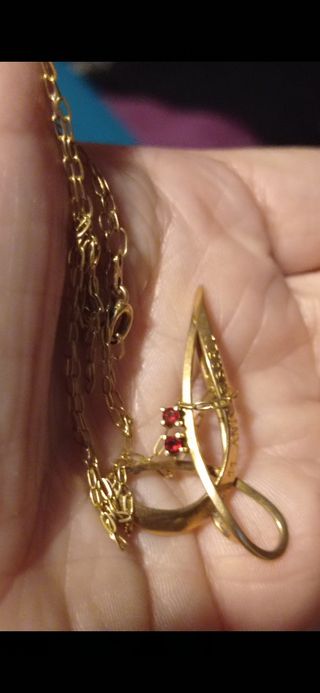 Colgante oro amarillo con la cadena tiene 2 piedra