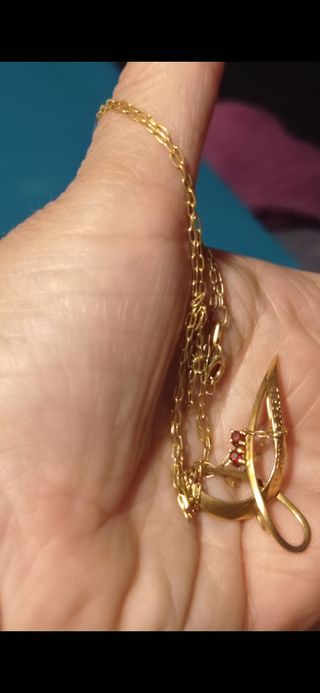 Colgante oro amarillo con la cadena tiene 2 piedra