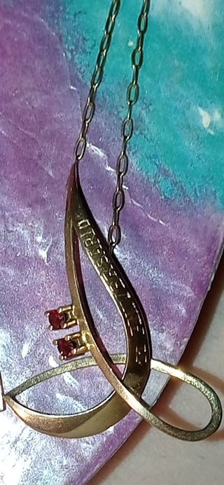 Colgante oro amarillo con la cadena tiene 2 piedra
