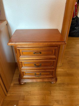 Dos mesillas de  madera 3 cajones