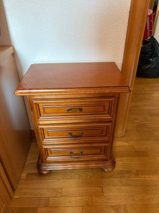 Dos mesillas de  madera 3 cajones