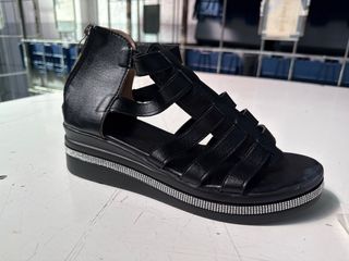 Sandalias negras + 2 pulseras mujer y hombre