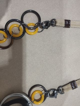Collar de piezas circulares en negro y amarillo.