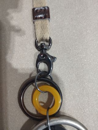 Collar de piezas circulares en negro y amarillo.