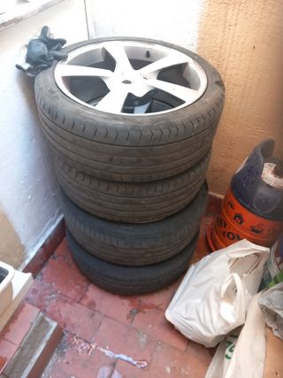 Llantas 17" con neumáticos