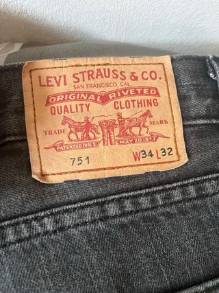 Vaqueros Levi’s 751 color gris plomo