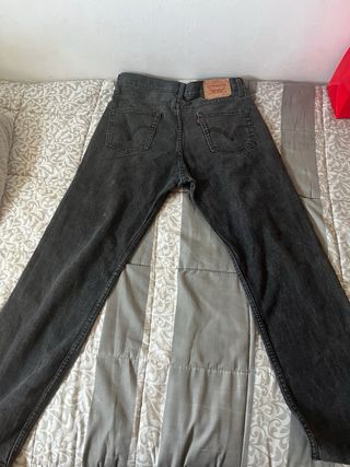 Vaqueros Levi’s 751 color gris plomo