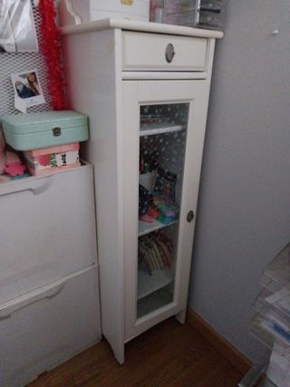 Mueble blanco con vitrina