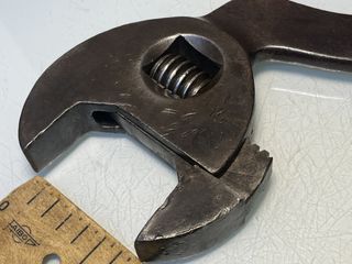 Llave inglesa antigua