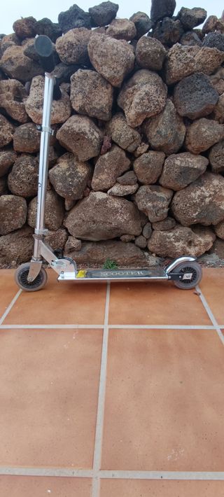 Patinete metálico usado.