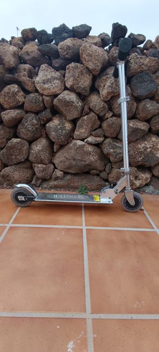 Patinete metálico usado.