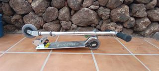 Patinete metálico usado.