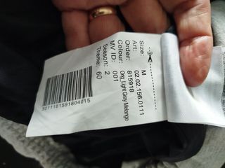 Chaleco con capucha gris y negro