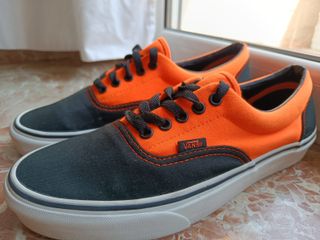 VANS Authentic Naranja-Negro US9/10.5