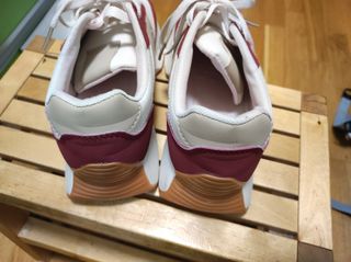Zapatillas rojas y blancas