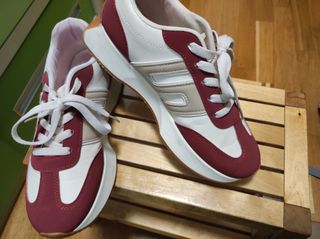 Zapatillas rojas y blancas