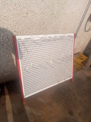 Estantería pared con ganchos - roja y blanca