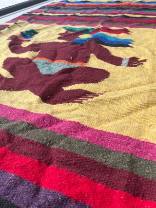 Alfombra tejida multicolor estilo mexicano