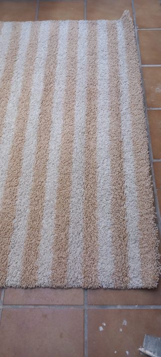 Alfombra rayada beige y blanca