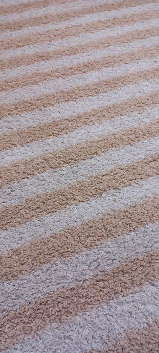 Alfombra rayada beige y blanca