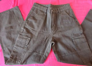 Pantalones cargo gris
