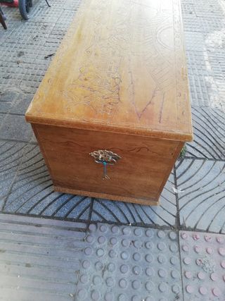 Baúl madera tallado antiguo