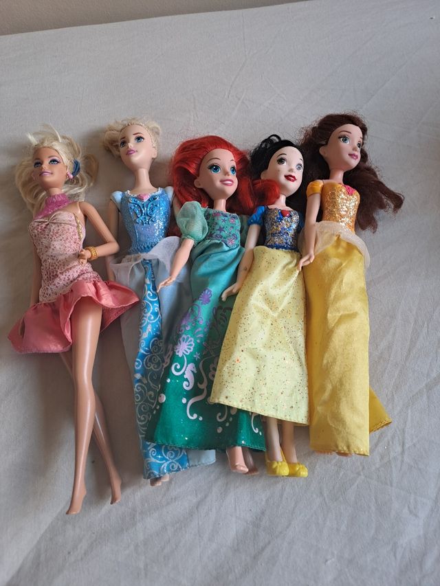 4 Muñecas Disney - Princesa + 1 barbie
