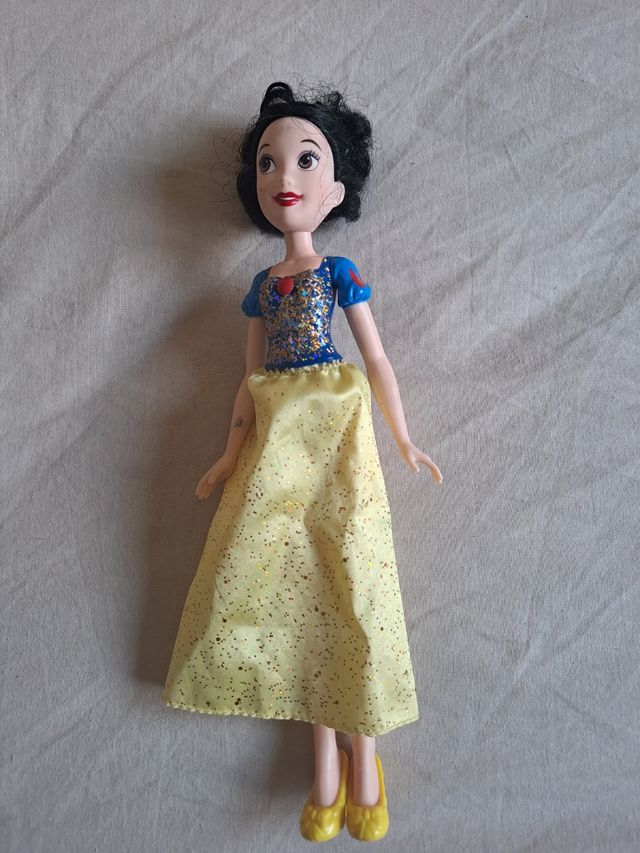 4 Muñecas Disney - Princesa + 1 barbie