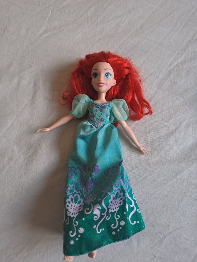 4 Muñecas Disney - Princesa + 1 barbie