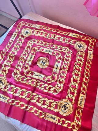 Pañuelo Chanel rojo Cadenas doradas vintage