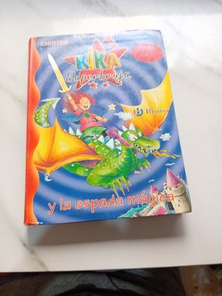 Kika Superbruja y la espada mágica (Spanish Edi...