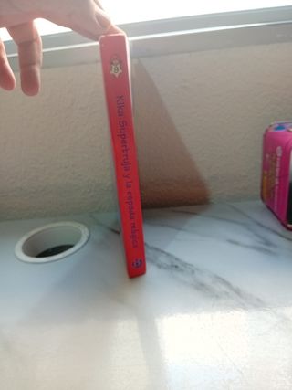 Kika Superbruja y la espada mágica (Spanish Edi...