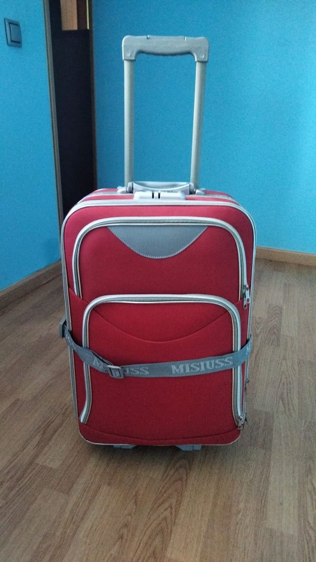 Maleta roja con ruedas