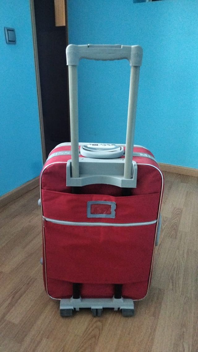 Maleta roja con ruedas