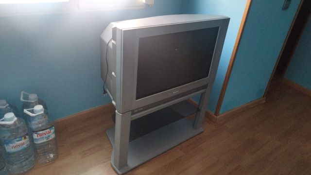TV Sanyo + mueble gris