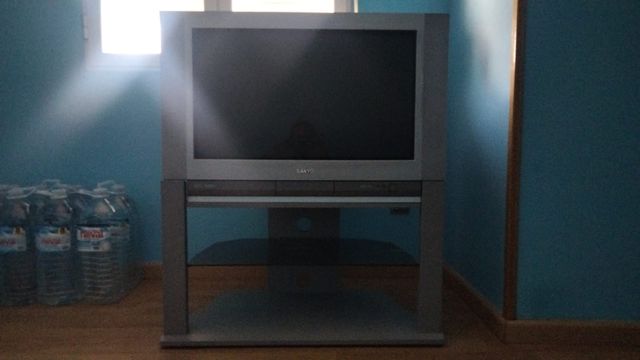 TV Sanyo + mueble gris