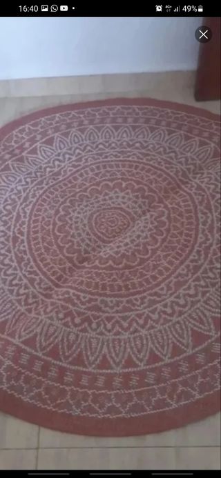 Cabecero rosa,baul beig,alfombra rosa y lampara.